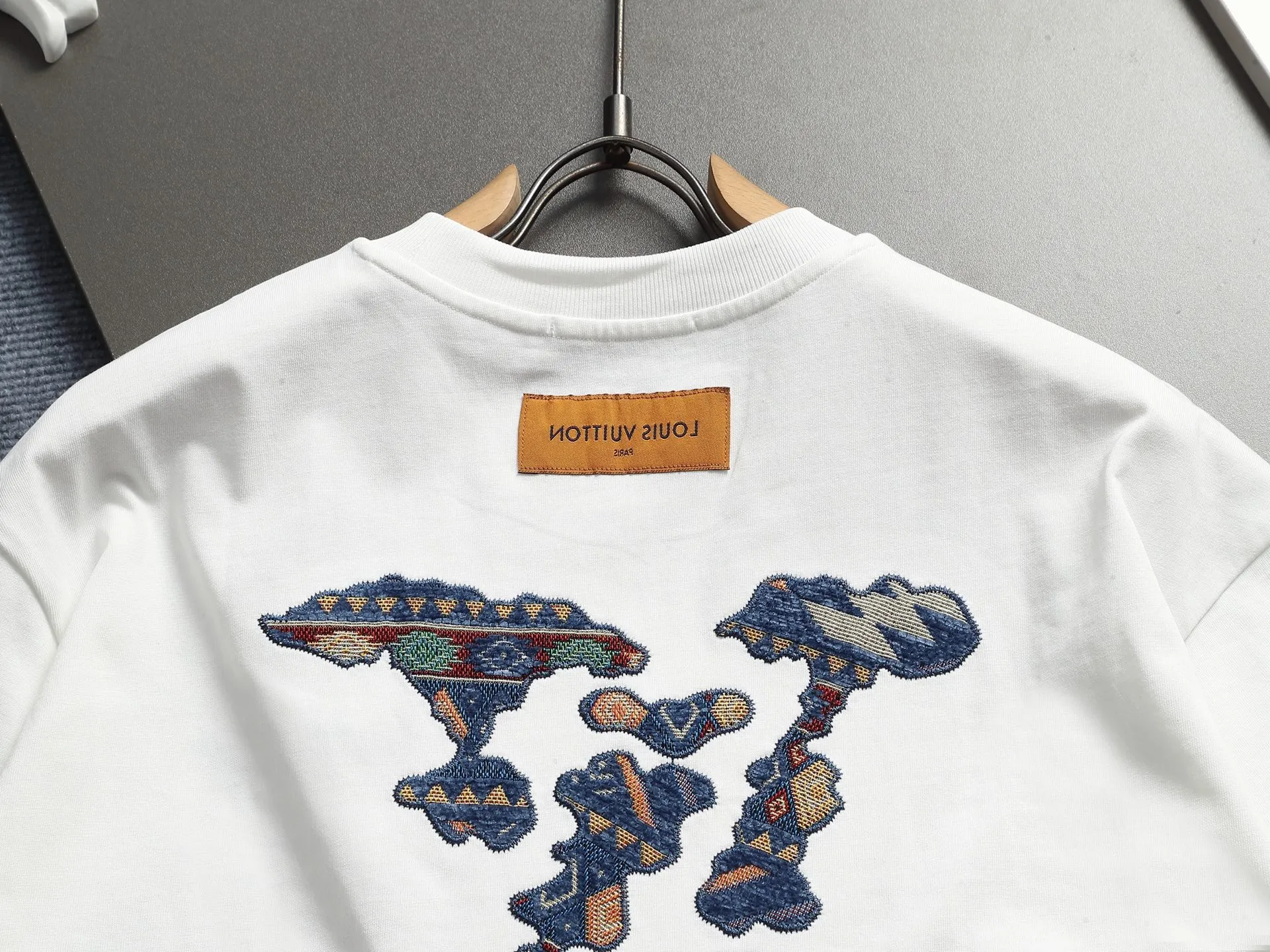 🅿️220 Louis Vuitton/Louis Vuitton High-end craftsmanship 1,000-needle embroidery. The large logo is exquisitely upgraded, inspired by the retro embroidery of the 1980s. Original fabric. Official same style. Short-sleeved T-shirt. Same vat dyed fabric. Very comfortable to the touch. The latest brick cabinet synchronization for spring and summer. Fashionable and personalized. Super versatile and good-looking. Very suitable for both men and women. A must-have for everyone. Hang tag. Collar label. Washed wheat. Complete with three labels. Color: black, white, khaki. Size: S M L XL |